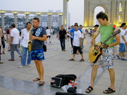 在广场上演奏萨克斯的2个俄罗斯小伙子。