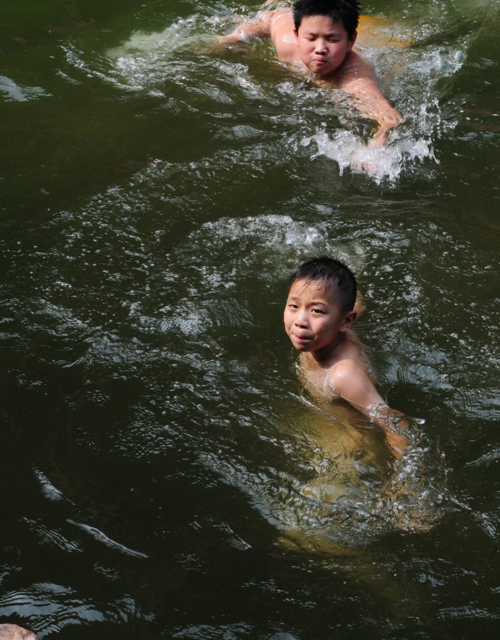 小男孩戏水农村图片