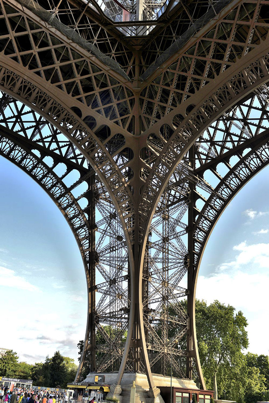 【--法国之旅(埃菲尔铁塔。蓝天白云)--摄影图片
