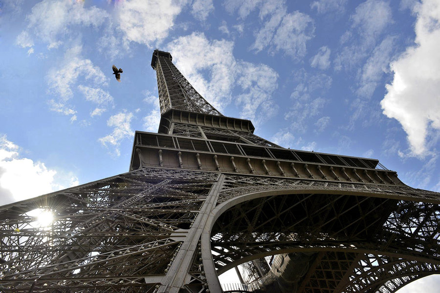 【--法国之旅(埃菲尔铁塔。蓝天白云)--摄影图片