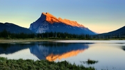 加拿大落基山Banff 班夫的霞光与梦莲湖