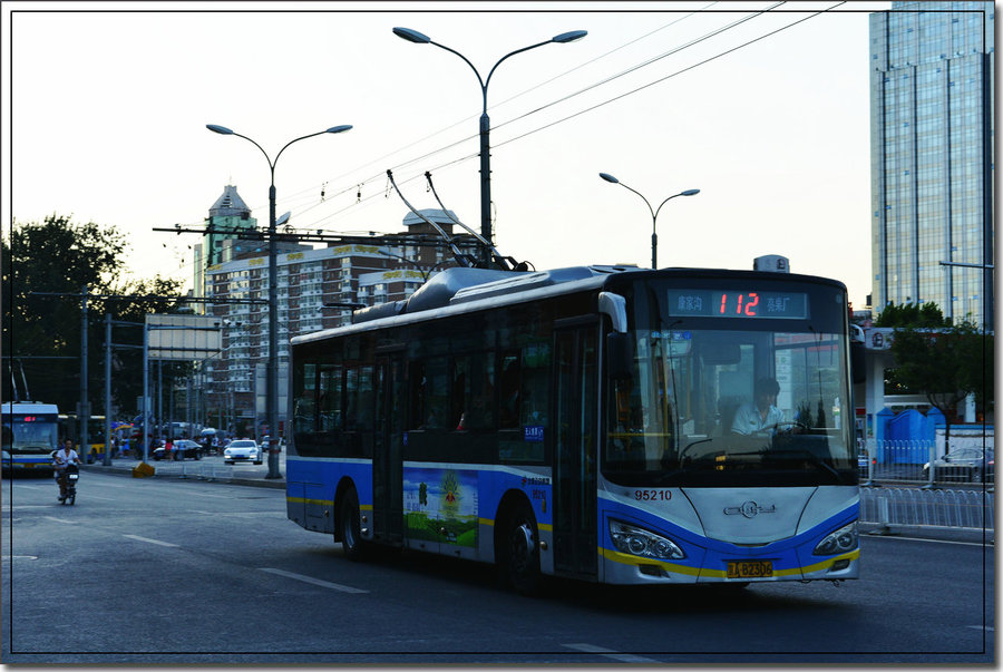 行駛北京街頭的無軌電車