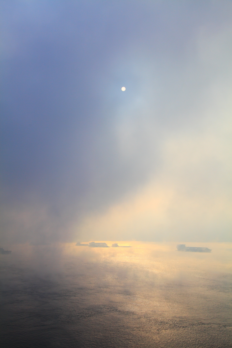大雾四起的背景图图片