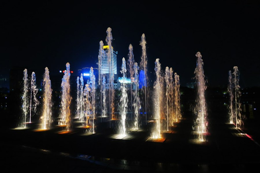 一组喷泉夜景