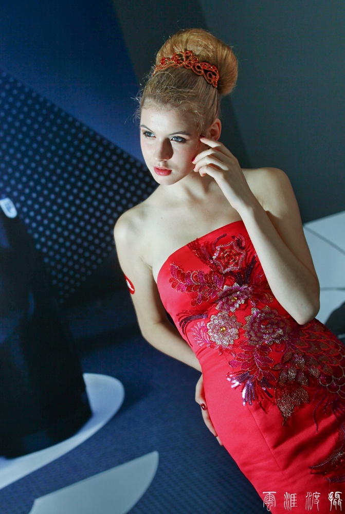 《穿红旗袍的俄罗斯美女》