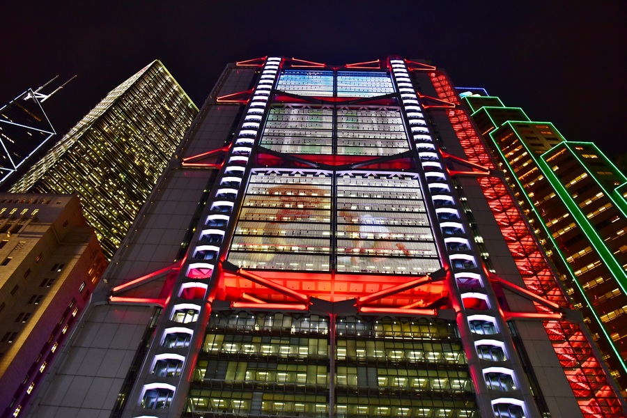 香港汇丰银行成立150周年总部夜景