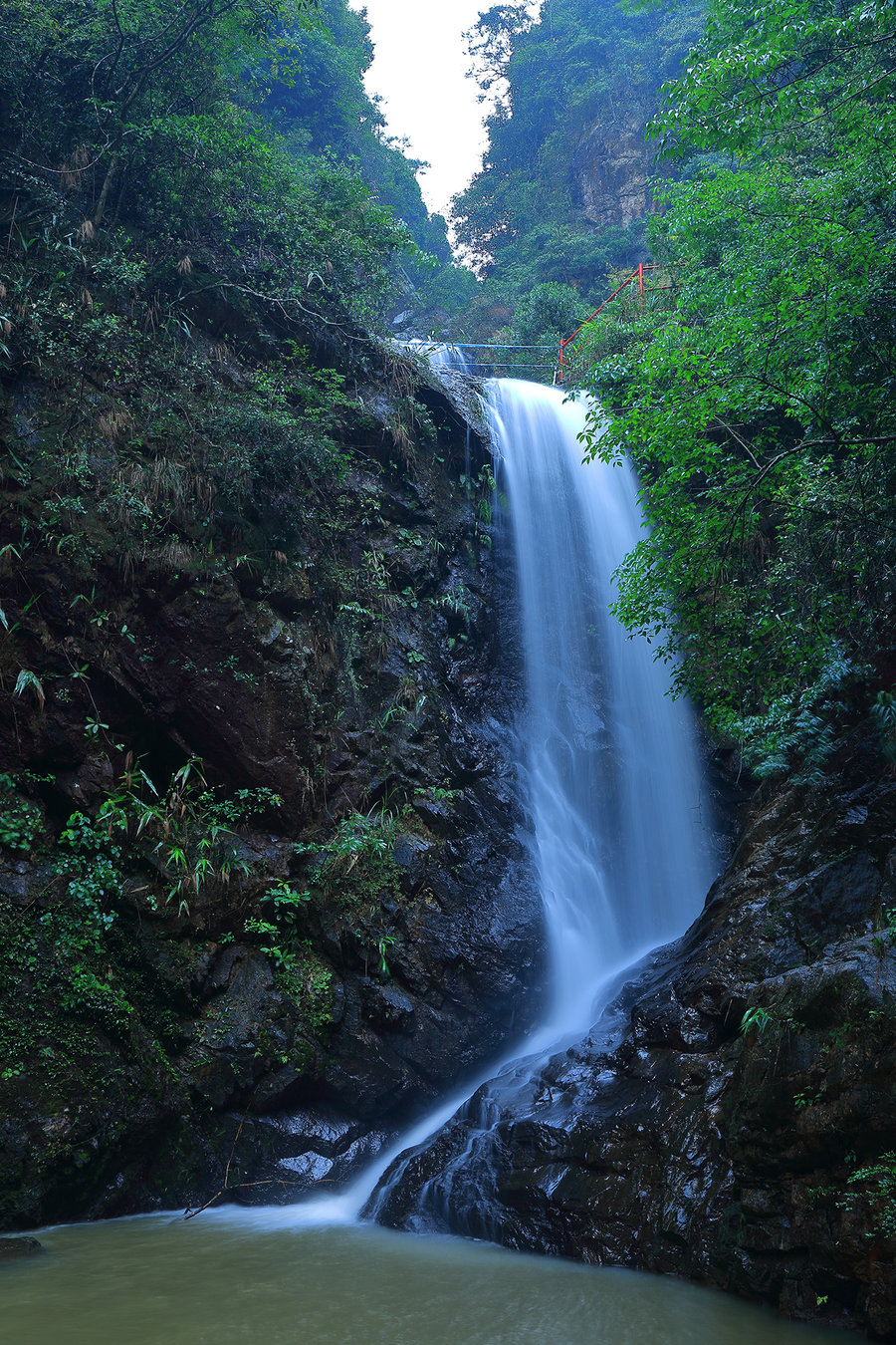 坪山马峦山瀑布图片