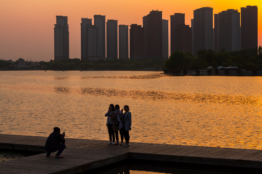 【夕阳里的人们摄影图片】生活摄影_太平洋电脑网摄影部落