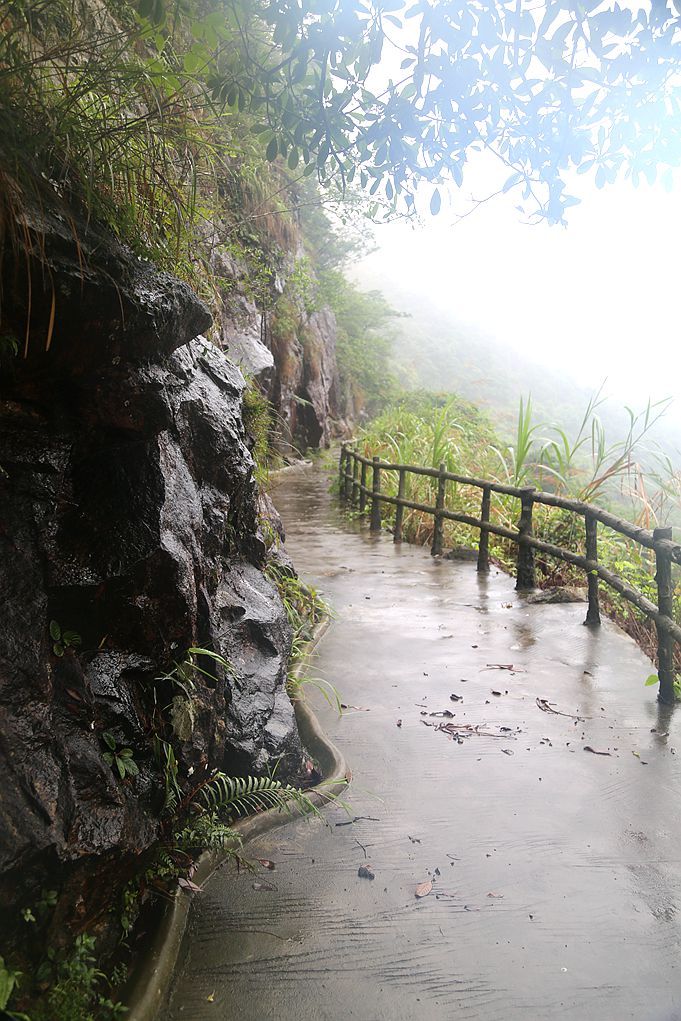 雨后石山小径