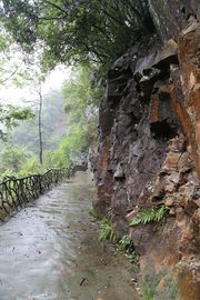 雨后石山小径