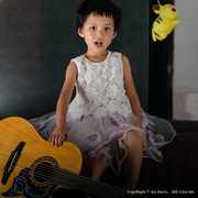 玩吉它的小女孩