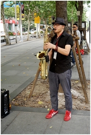 街头艺人是一道独特的城市文化风景，上海现只有十六位持证艺人，刘晓民先生便是其中一位。。。。。。
