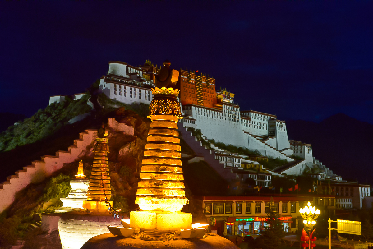 布达拉宫夜景图片高清图片