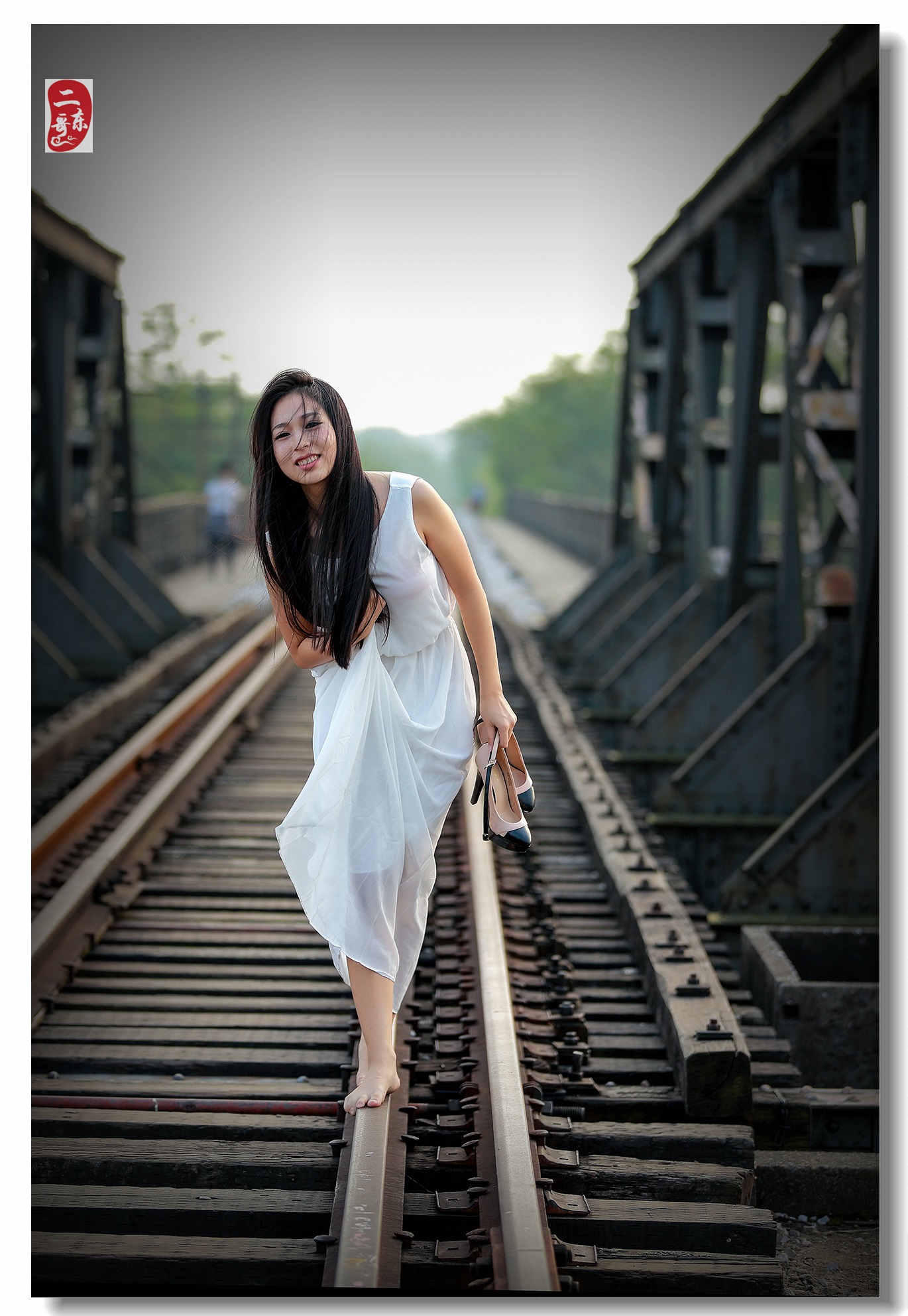 铁路上走路的女孩高清图片下载-正版图片500516916-摄图网