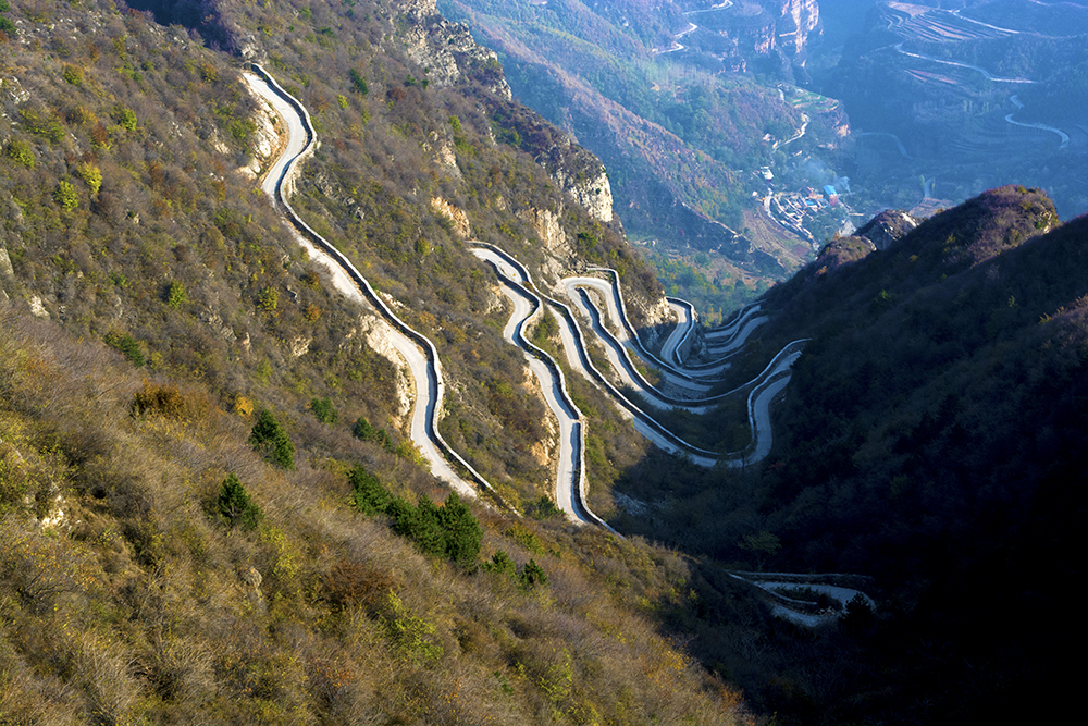 林滤山侧影—山路弯弯