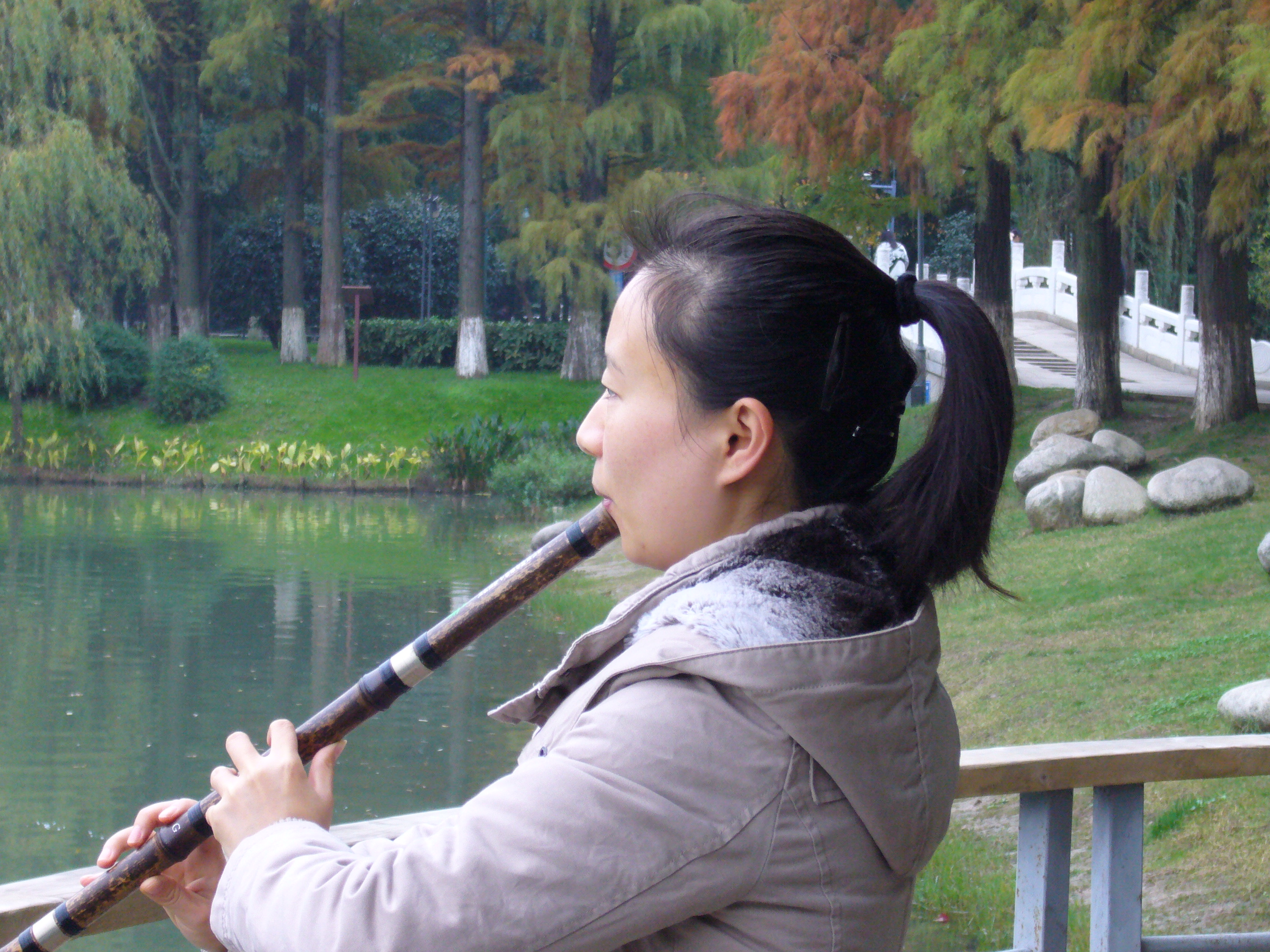 邢台123：东川口水库，杏花艺术节，美女吹箫，弹琴，优雅动人