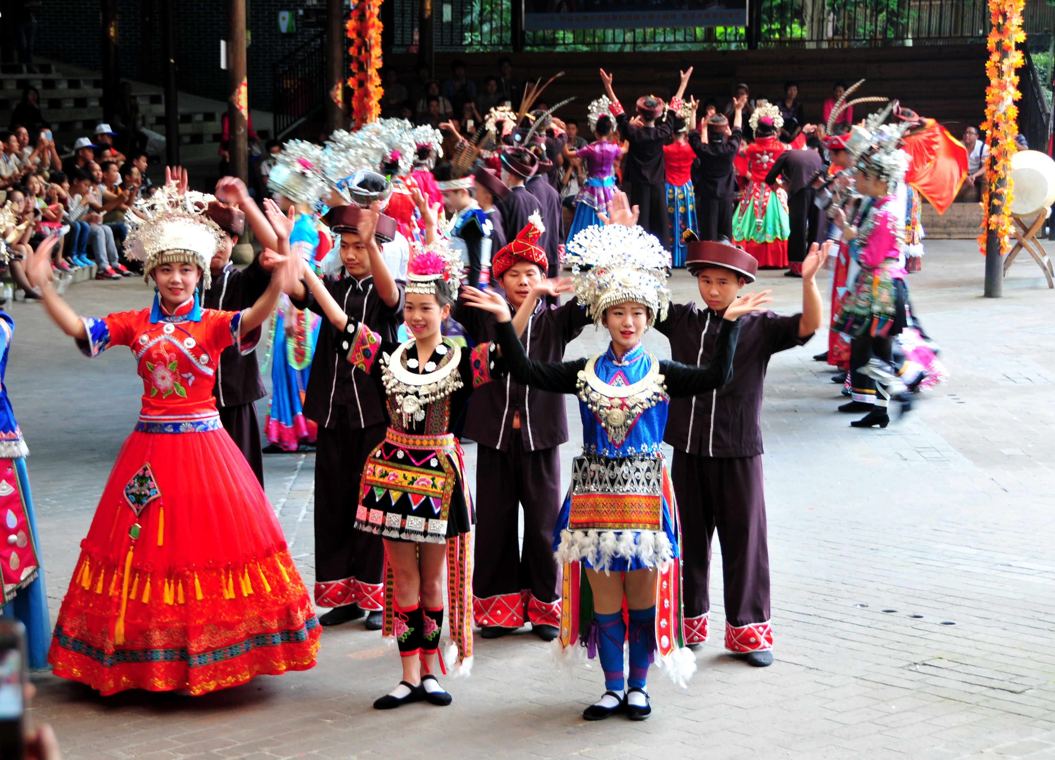 蒙古族服装服饰艺术节 共览文化中的流光溢彩_凤凰网旅游_凤凰网