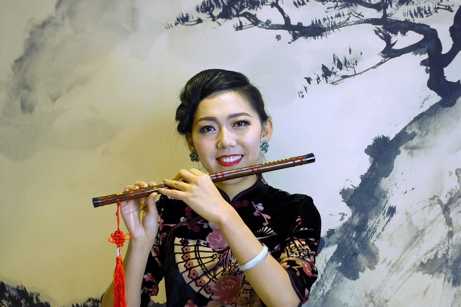 江南女子吹笛子图片图片