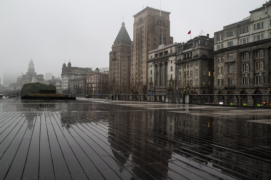 外滩雨景图片