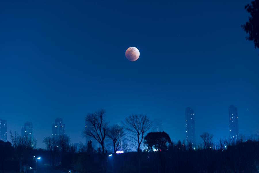 象湖红月亮