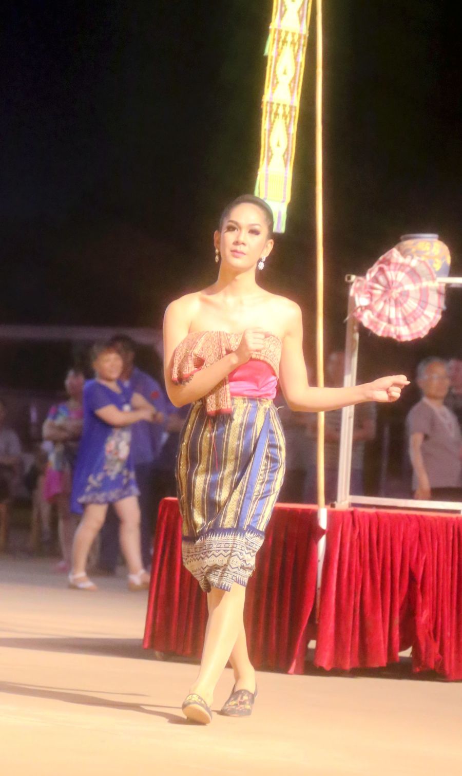 老挝磨丁黄金城赌场女图片