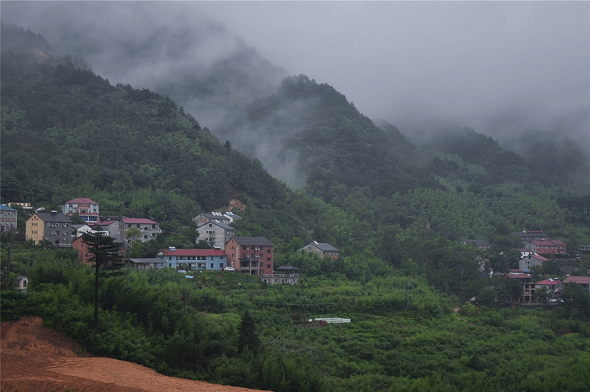 挂在悬崖上的隐秘古村落 美得不动声色！她被称为北京的郭亮_凤凰网