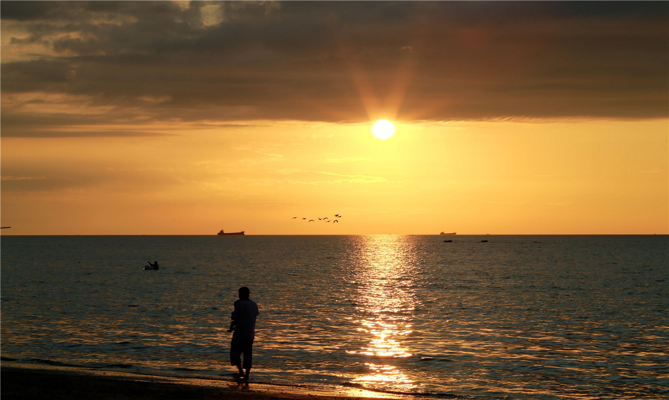 海灘夕陽紅