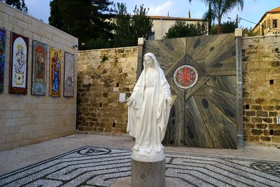 基督教圣地 天使报喜堂里的 圣母与圣子像