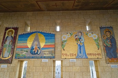 基督教圣地 天使报喜堂里的 圣母与圣子像
