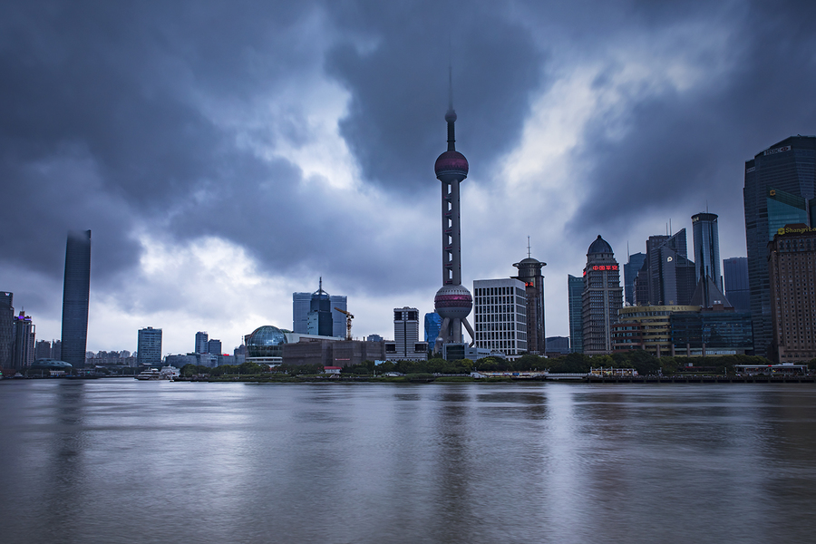 外滩雨景图片