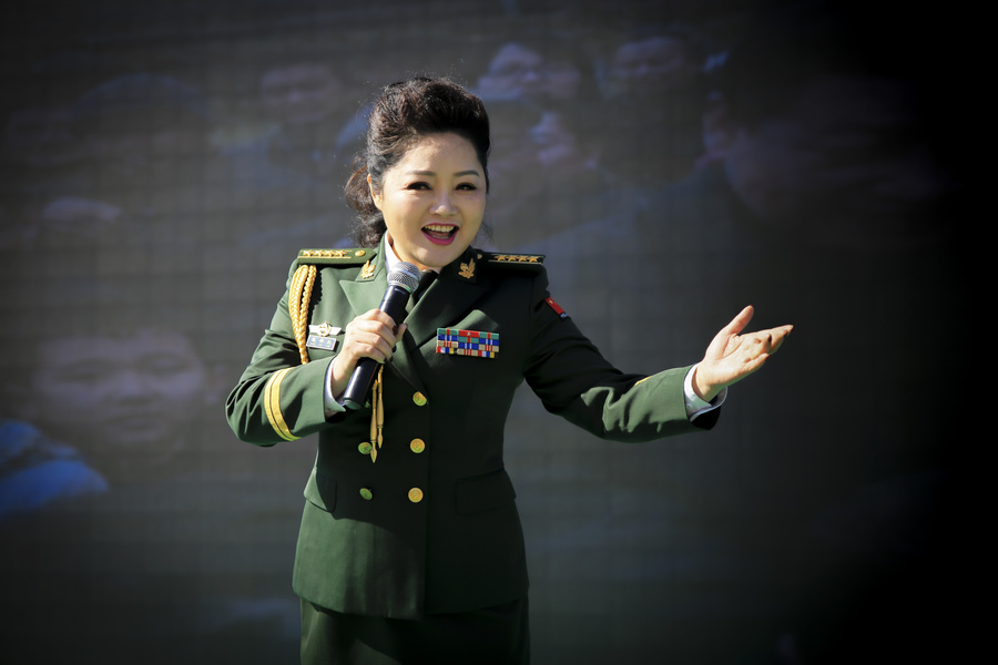 年轻的军旅女歌唱家图片