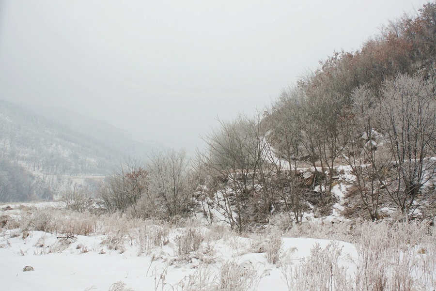 数九寒冬小山村