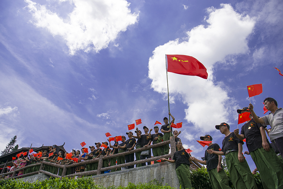 军旗高高飘扬图片