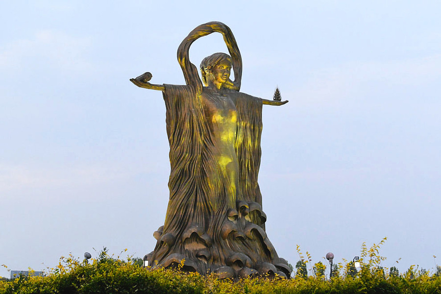 青铜峡黄河女神雕塑图片