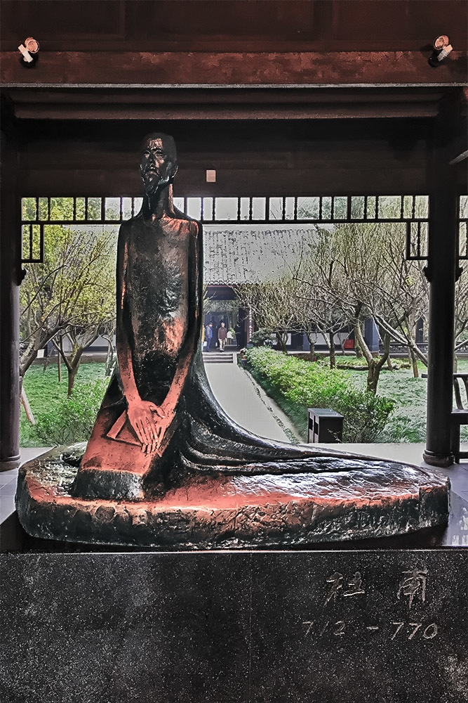 大廨正中杜甫的铜像是我国著名雕塑家钱绍武先生的作品