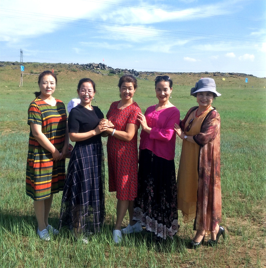 乌兰察布察右后旗(白音察干)春华秋实群艺团大草原摄影留念