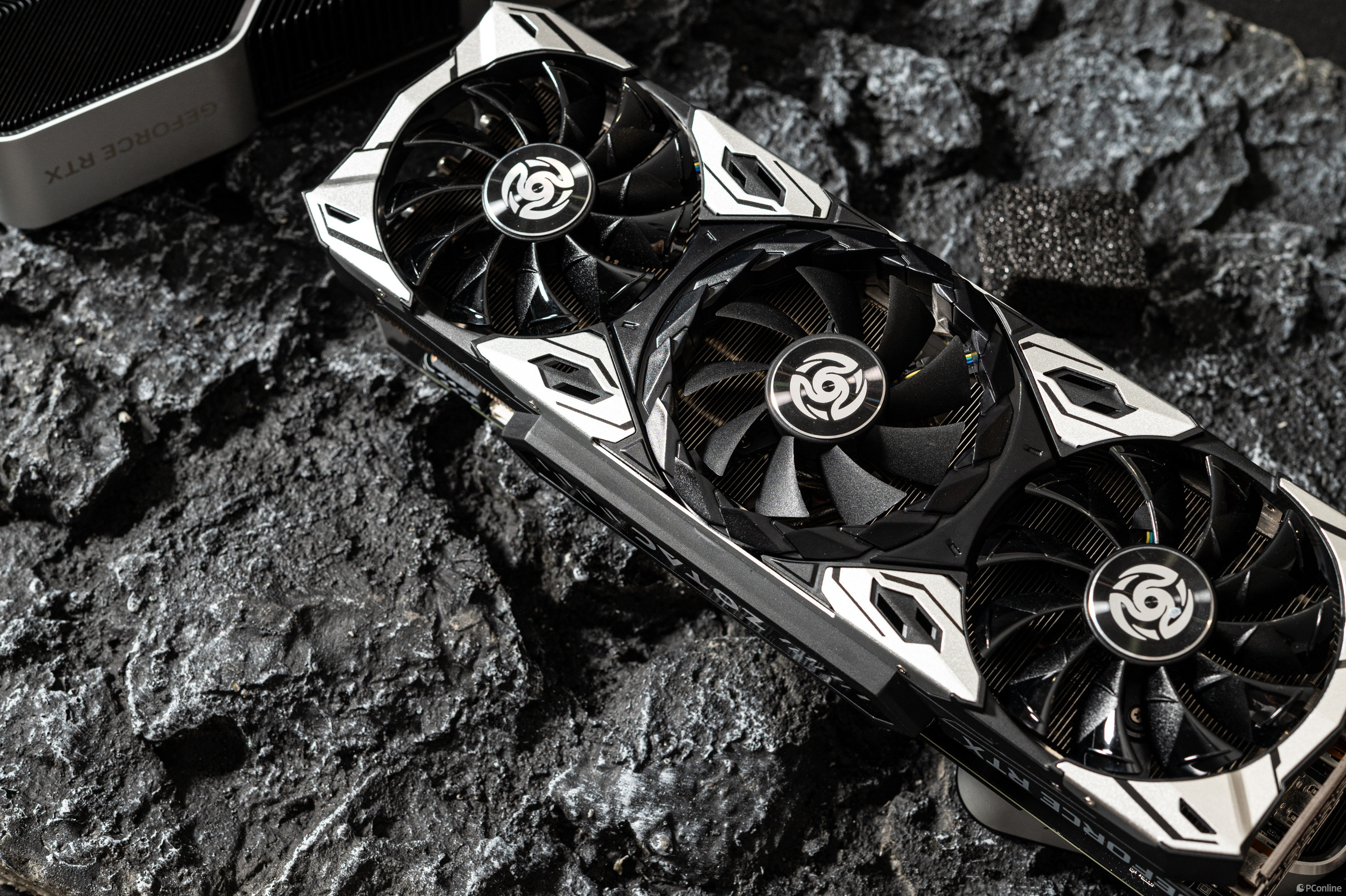 身披银鳞装甲的游戏战神！索泰RTX 4060天启OC显卡图赏