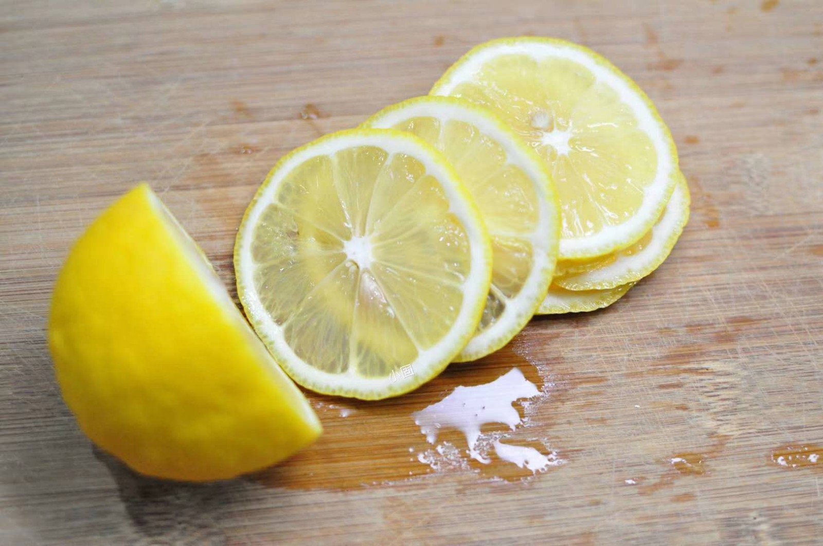 柠檬切开的样子图片