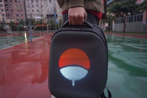 biosled，它是最有个性的LED背包，也是行走的广告