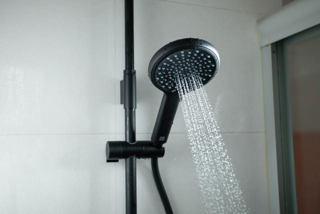 豪华配置，洗澡就要超大水量，大白U悦淋浴花洒使用评测
