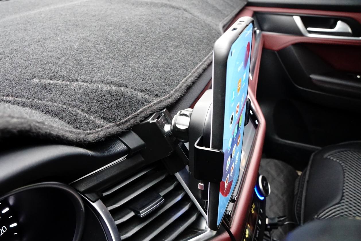 特斯拉配上都能提升科技感的车充——MOMAX车载无线充电器