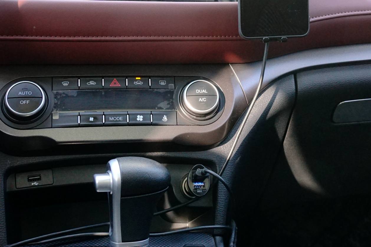 特斯拉配上都能提升科技感的车充——MOMAX车载无线充电器