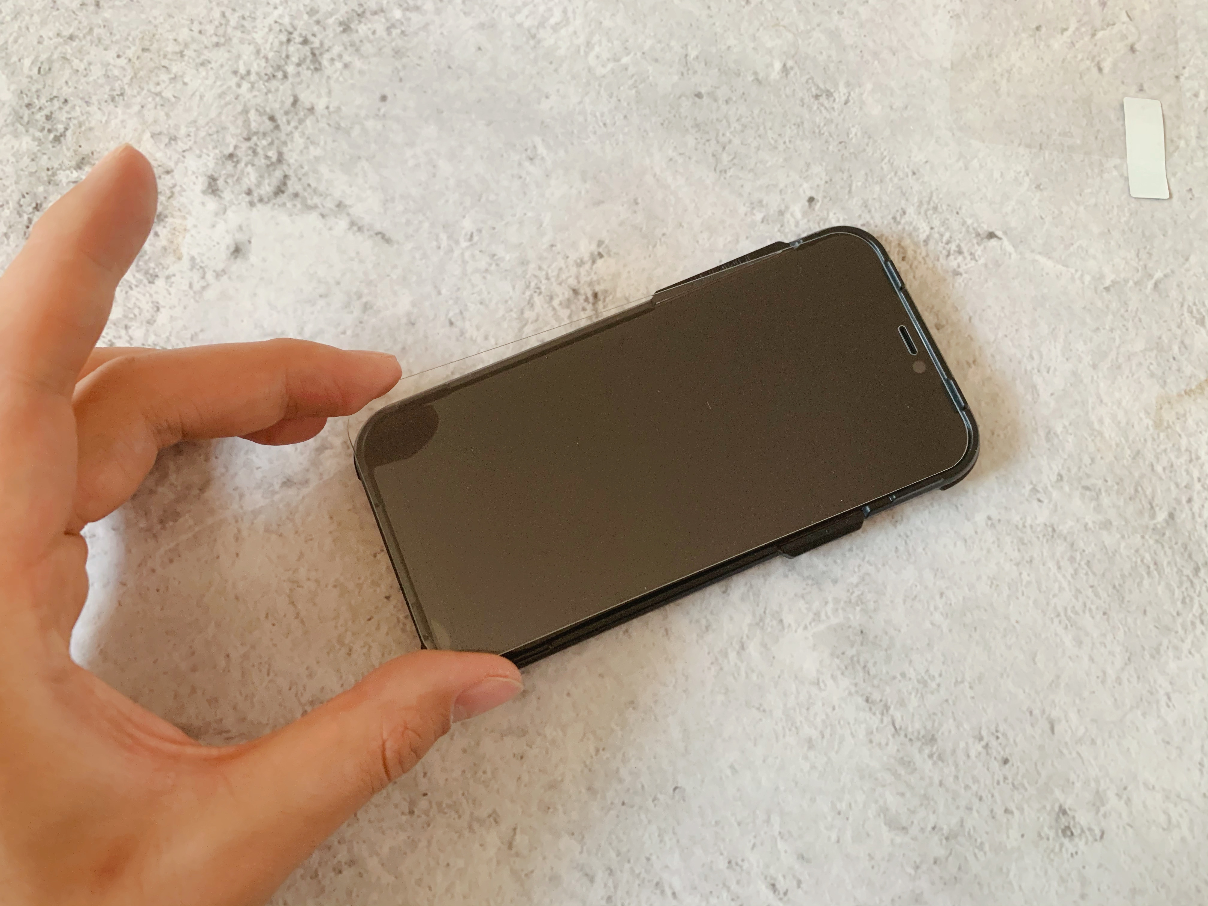 抗指纹手感接近于手机屏幕，倍思iP12 Pro超瓷晶钢化膜