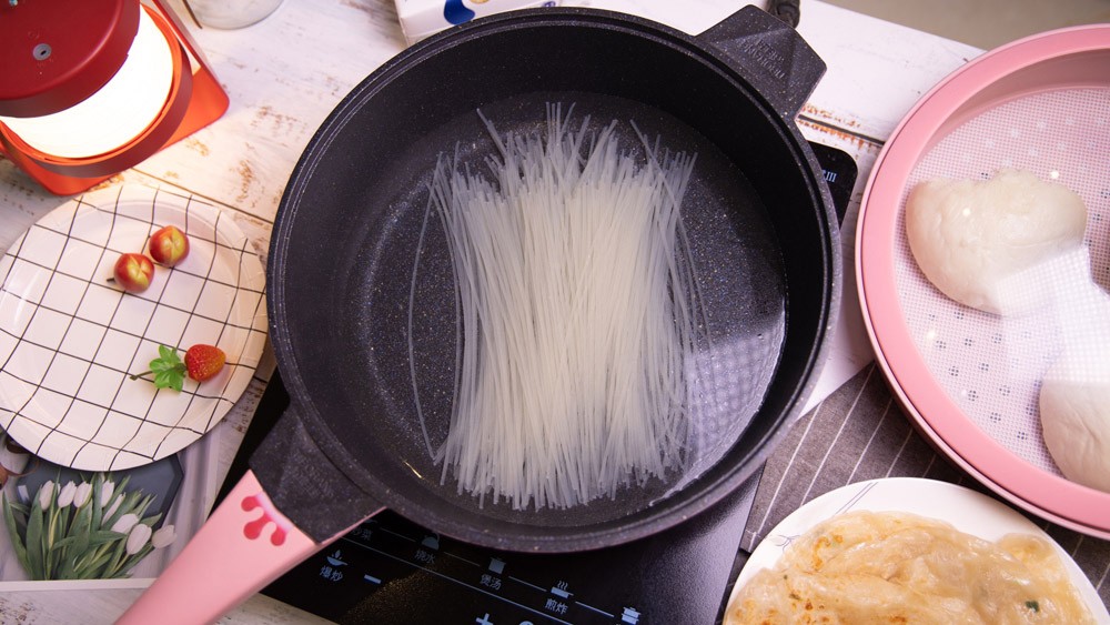 煎锅不仅仅只能煎，帝伯朗微压煎锅给你更多的用法