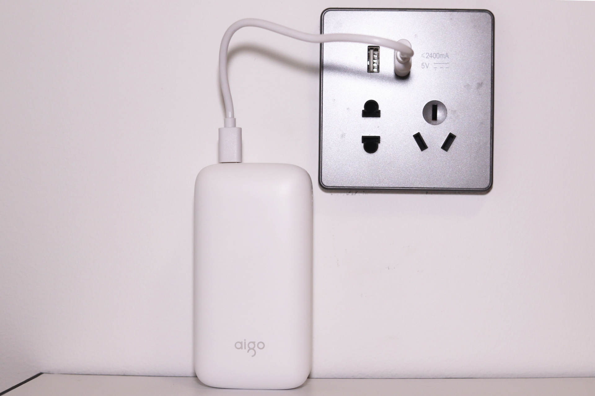 爱国者aigo X10P充电宝使用报告:小巧光滑如肥皂,双向快充瞬间补电