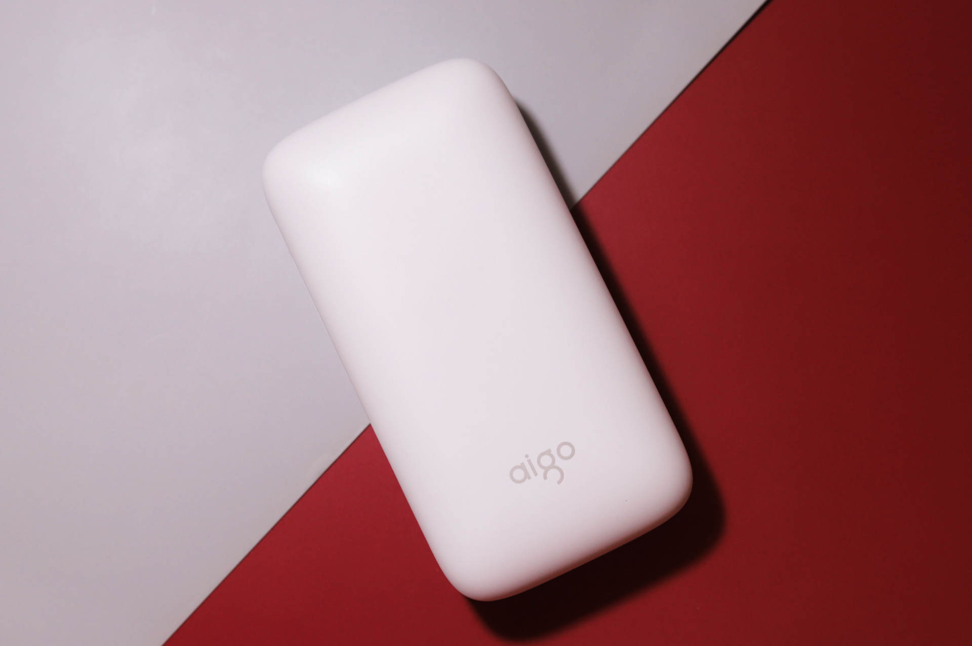 爱国者aigo X10P充电宝使用报告:小巧光滑如肥皂,双向快充瞬间补电