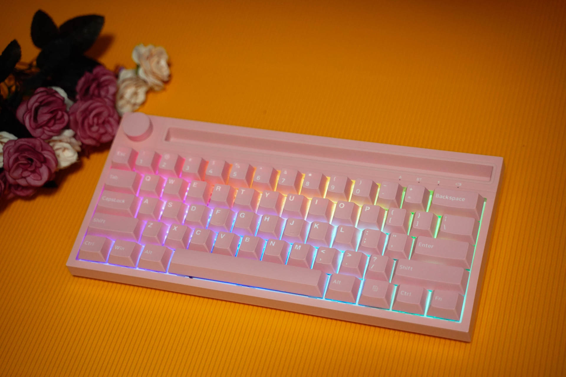 每个女生都有公主梦，送老婆个粉色黑爵K620T双模机械键盘做礼物