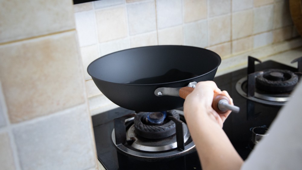 用只有1kg的铁锅炒菜是什么样的体验？三禾窒氮轻铁锅评测