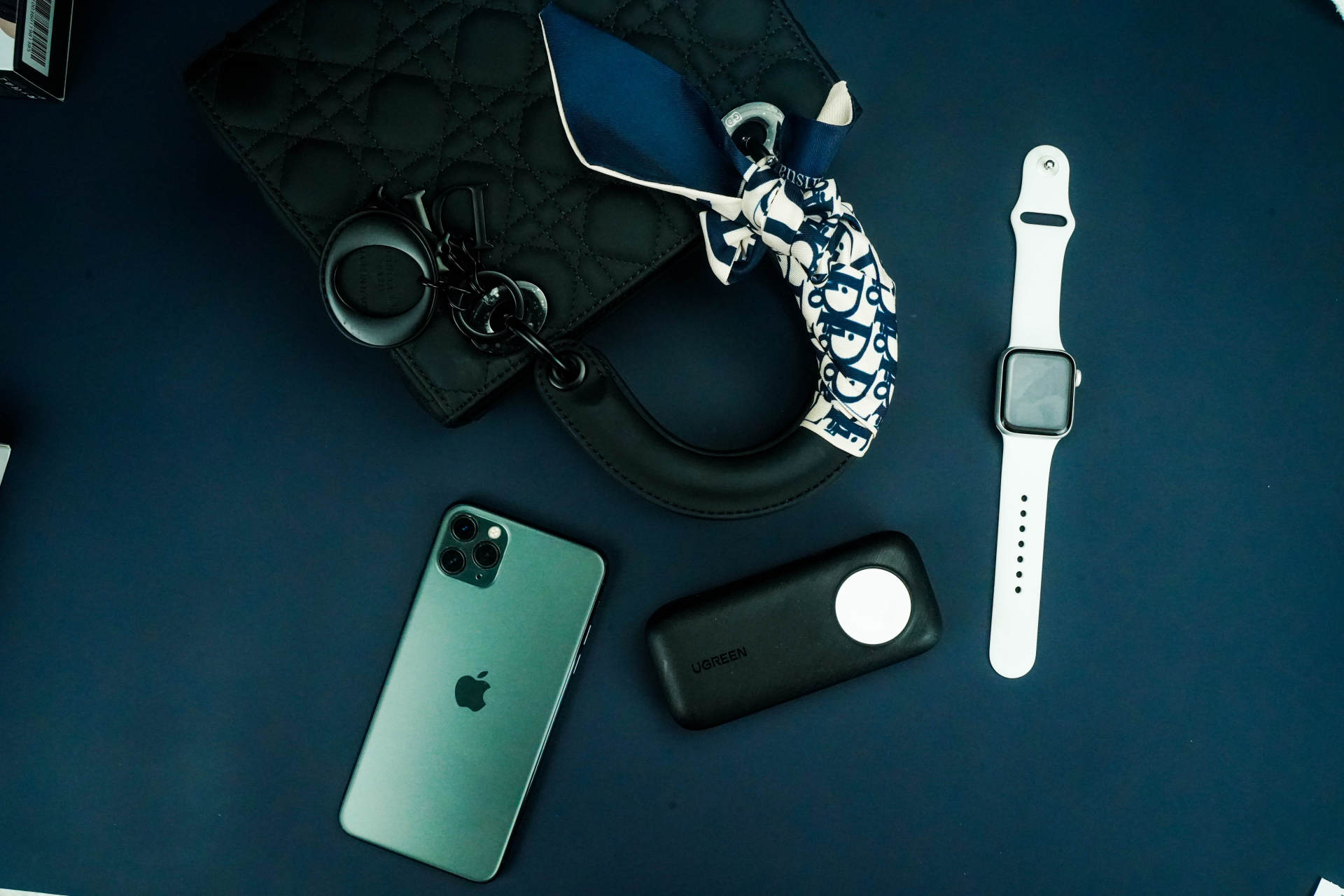 拒绝传统充电宝。一款果粉福利，能够兼容苹果手表的充电宝