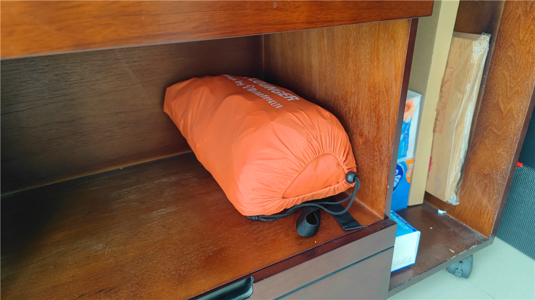 能装进小包的充气休闲床，完美解决办公室和户外的睡觉问题